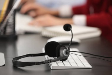 Çalışma alanı üzerinde teknik destek aracının kulaklık ile klavye