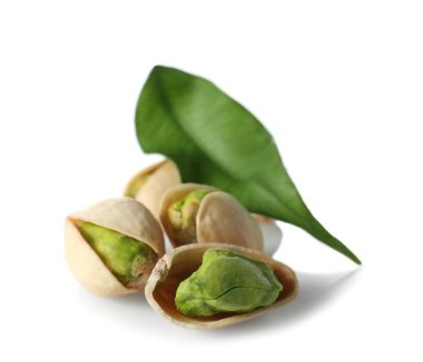 Beyaz zemin üzerine lezzetli fıstık fındık