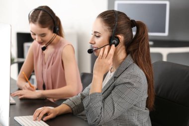 Ofiste çalışan teknik destek aracıları