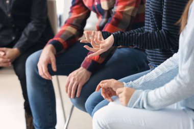 Bir grup genç insan kapalı Toplantı