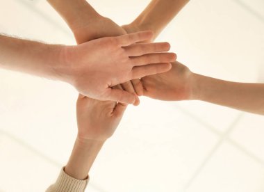 Eller birlikte birlik sembolü olarak koyarak insanların