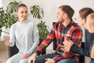 Bir grup genç insan kapalı Toplantı