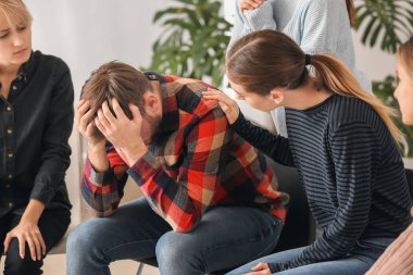 Bir grup insan dostlarını kapalı yatıştırıcı