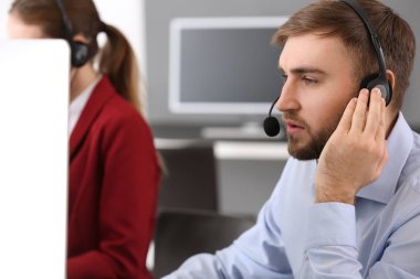 Ofiste çalışan erkek teknik destek ajanı