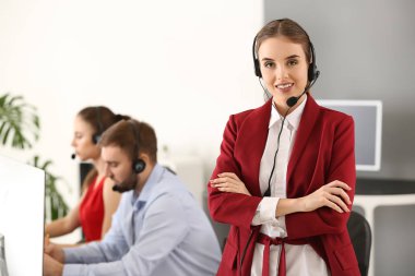 Kadın teknik destek aracı Office portresi