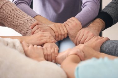 İnsanlar destek sembolü olarak birlikte elele