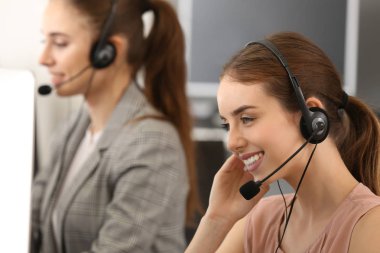 Ofiste çalışan teknik destek aracıları