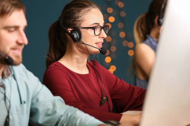 Ofiste çalışan teknik destek aracıları