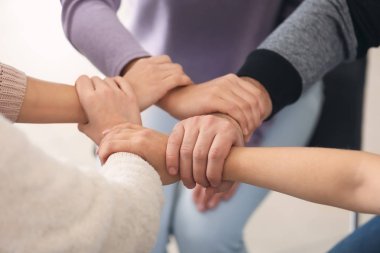 İnsanlar destek sembolü olarak birlikte elele
