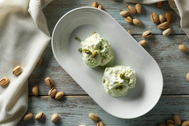 Plaka ile lezzetli fıstıklı dondurma ahşap tablo