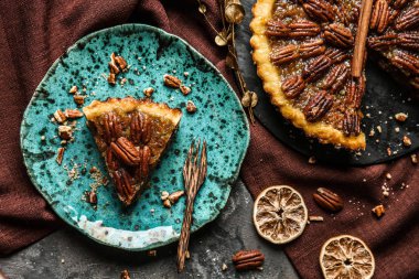 Lezzetli cevizli turta gri masada