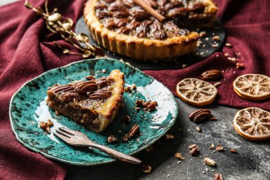 Lezzetli cevizli turta tablo ile plaka