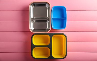 Boş okul öğle yemeği kutuları renk ahşap arka plan üzerinde