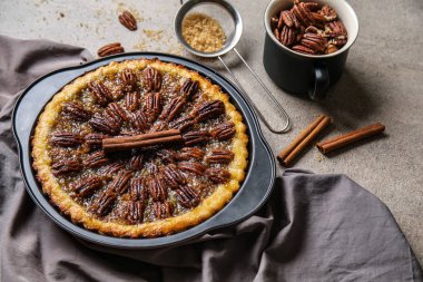 Lezzetli cevizli turta gri tablo ile pan