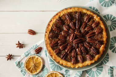 Lezzetli Cevizli pasta beyaz tablo ile plaka