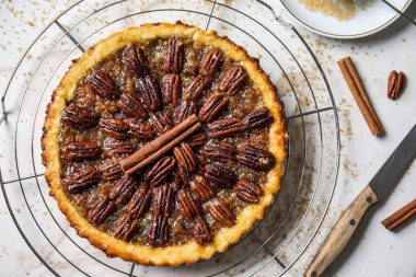 Lezzetli Cevizli pasta üzerinde masa lambası ile kabin soğutma