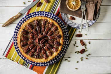 Lezzetli Cevizli pasta beyaz tablo ile plaka