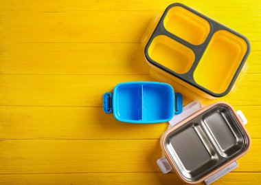 Boş okul öğle yemeği kutuları renk ahşap arka plan üzerinde