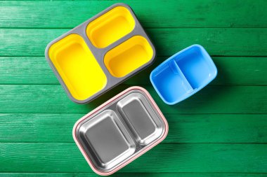 Boş okul öğle yemeği kutuları renk ahşap arka plan üzerinde