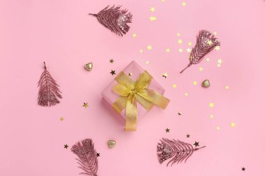 Güzel hediye ve dekorasyonu renk arka plan üzerinde kompozisyonu