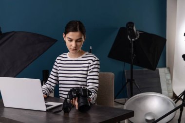 Kadın fotoğrafçı profesyonel studio çalışma