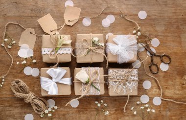 Ahşap arka plan üzerinde güzel el yapımı hediyeler