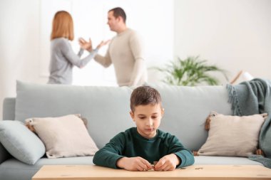 Sikke ve uzaklaşmış ailesi evde üzgün küçük çocuk. Nafaka kavramı