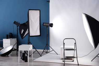 Profesyonel ekipmanlı modern fotoğraf stüdyosunun içi.