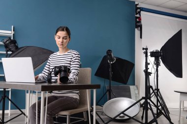 Kadın fotoğrafçı profesyonel studio çalışma