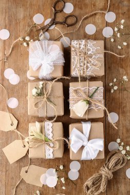 Ahşap arka plan üzerinde güzel el yapımı hediyeler