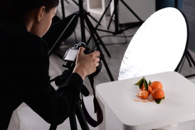 Genç kadın alarak resmi profesyonel Studio taze mandalina