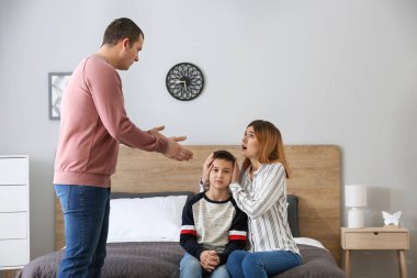Üzgün küçük çocuk evde kavga ailesiyle
