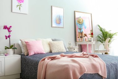 Güzel, modern bir yatak odası.