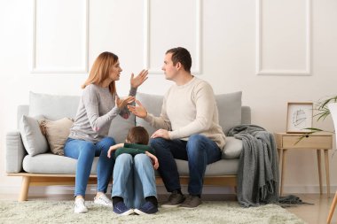 Üzgün küçük çocuk evde kavga ailesiyle