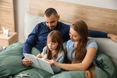 Yatakta mutlu aile okuma kitabı