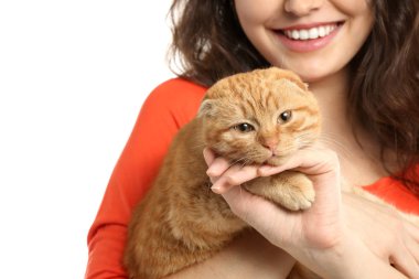 Onun şirin komik kedi beyaz arka plan üzerinde olan kadın