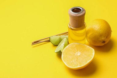 Renk arkaplanındaki Citrus sazlık ayırıcı