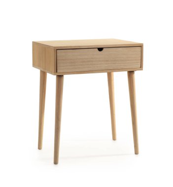 Beyaz arkaplanda tahta masa