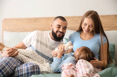 Evde yatakta mutlu aile