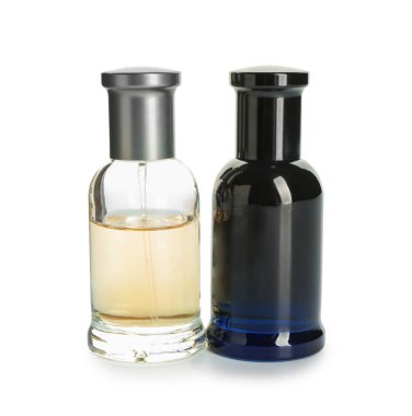 Beyaz arka planda parfüm şişeleri