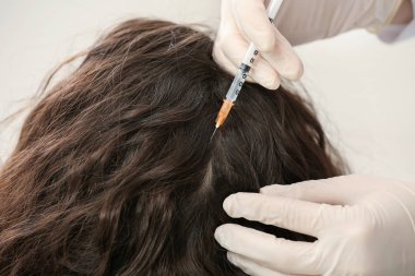 Kadın saç dökülmesi sorunu alıcı enjeksiyon Kliniği, closeup ile