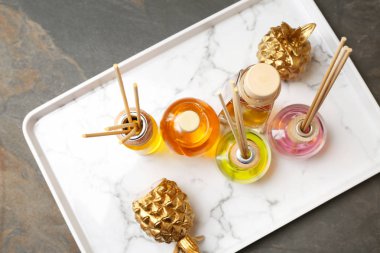 Tablo farklı reed difüzör ile tepsi