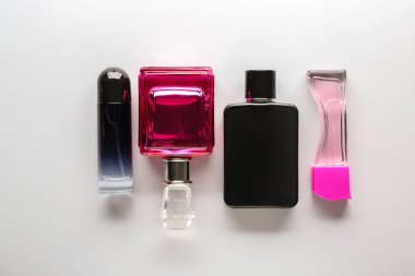 Açık renkli parfüm şişe