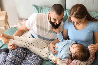 Evde yatakta mutlu aile