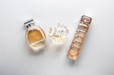 Açık renkli parfüm şişe