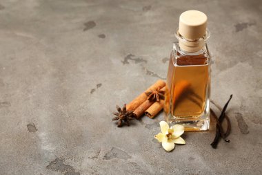 Reed difüzör, vanilya ve tarçın masada