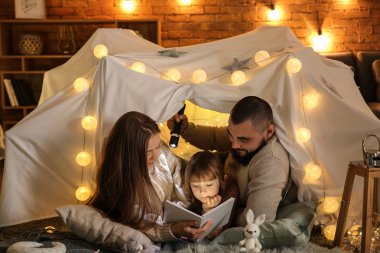 Mutlu aile kitapları evde okunuyor.