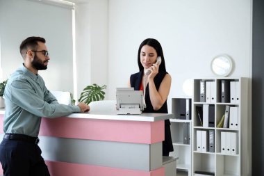 Oteldeki resepsiyondaki genç adam.