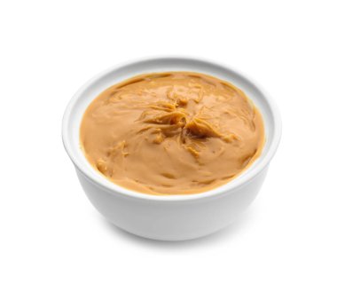 Beyaz arka planda lezzetli fıstık ezmeli kase.