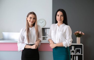 Resepsiyon otelin yakınındaki kadın resepsiyonist